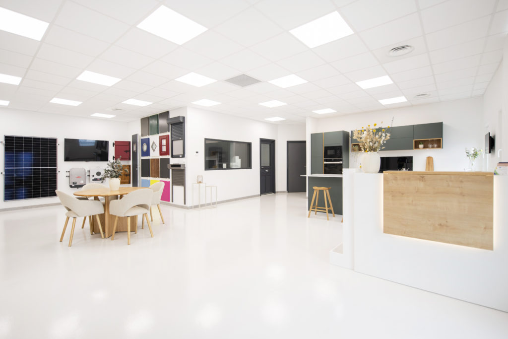 Showroom LMPA Menuiseries espace exposition panneaux solaires et cuisine à Orléans
