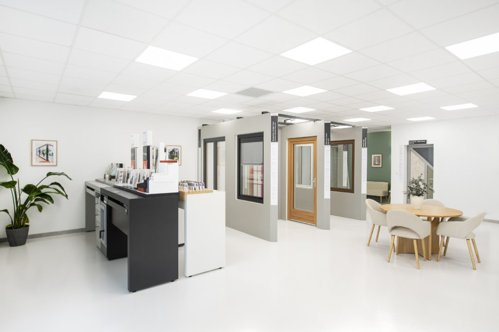 Showroom LMPA Menuiseries exposition fenêtres et portes Finstral à Orléans